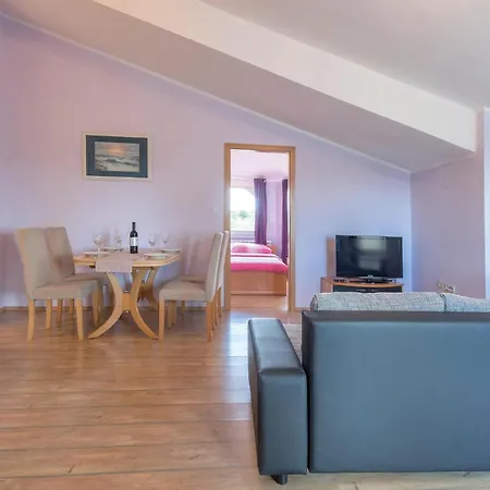 1 Bedroom Gorgeous In Apartment Fazana